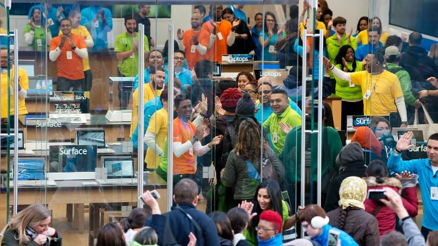 Inauguración de la primera tienda oficial de la compañía Microsoft, situada en el número 677, entre la 53 y 54, de la emblemática Quinta Avenida de Nueva York.