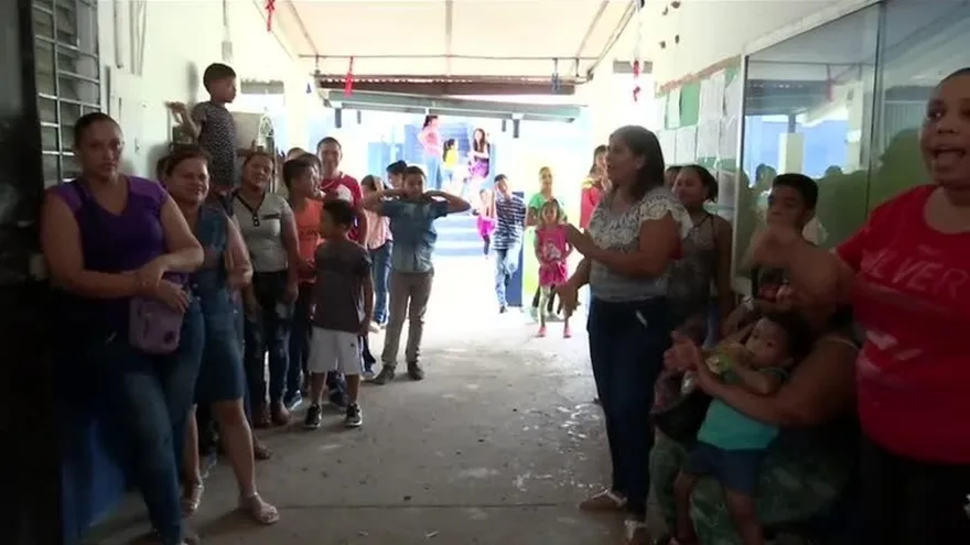 Padres de familia se quejan por entrega de boletines