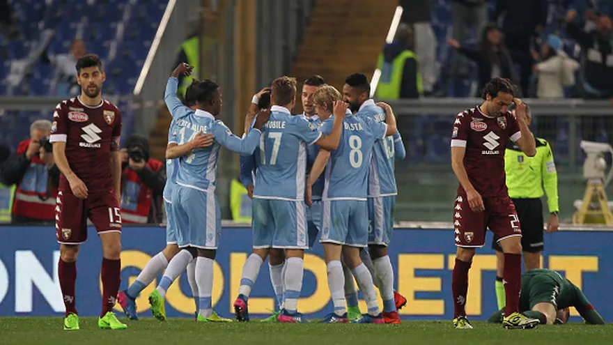 Jugadores de la Lazio celebran en medio de la frustración de sus homólogos de Torino