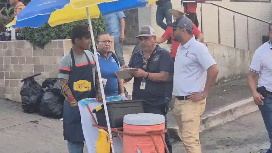 Ministerio de Salud inspecciona puestos de expendio de comida en fiestas patronales de Santiago Apóstol.
