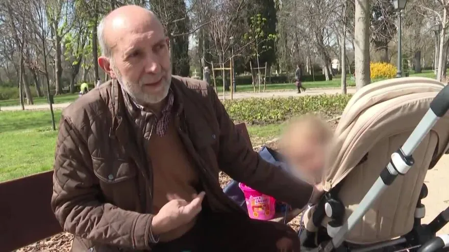 Sin escuelas por coronavirus en Madrid los abuelos ejercen de cuidadores.