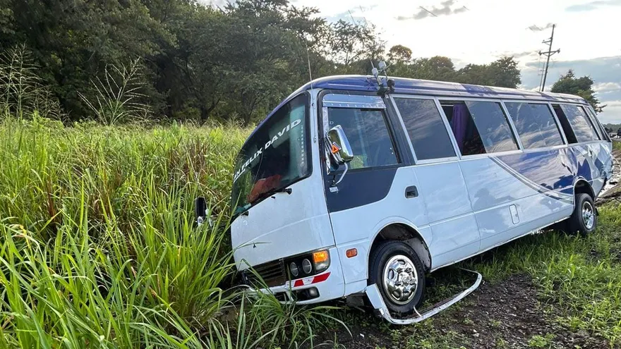 Colisión entre autobús de la ruta San Félix–David y un vehículo deja cerca de 32 lesionados en San Lorenzo.
