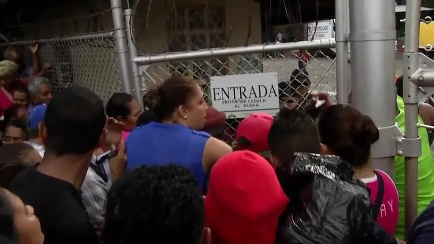 Empujones e indignación para comprar su jamón del IMA