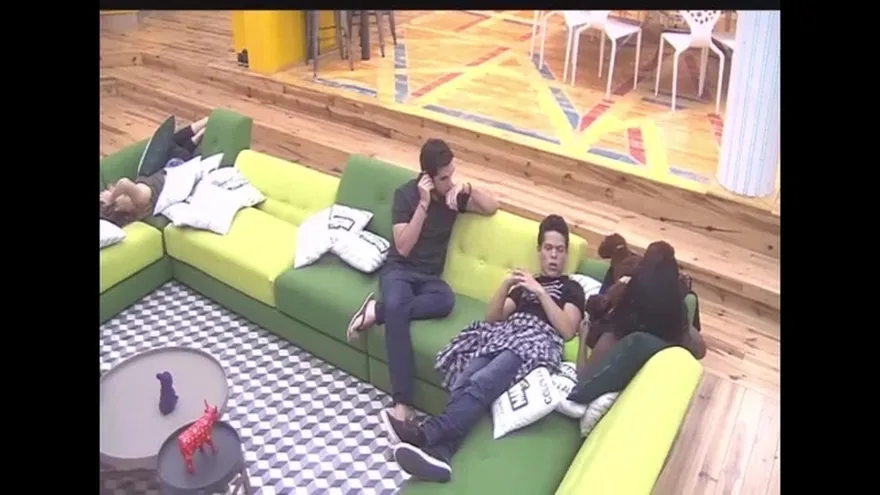 A Carlos le cuesta dormir en  la casa.