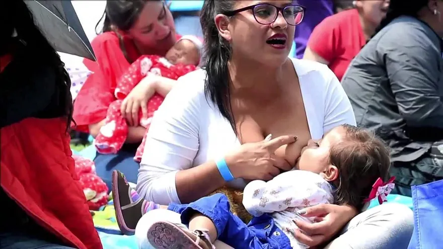 Madres colombianas defienden lactancia en público