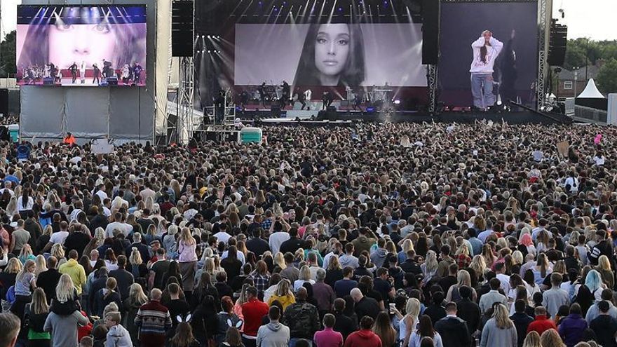 Empieza concierto benéfico en Mánchester con un minuto de silencio