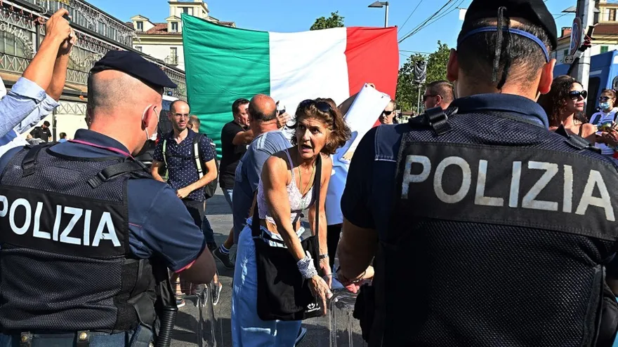 La manifestación, en la que participaron grupúsculos de extrema derecha, también se vio alterada por algunos enfrentamientos con la policía.