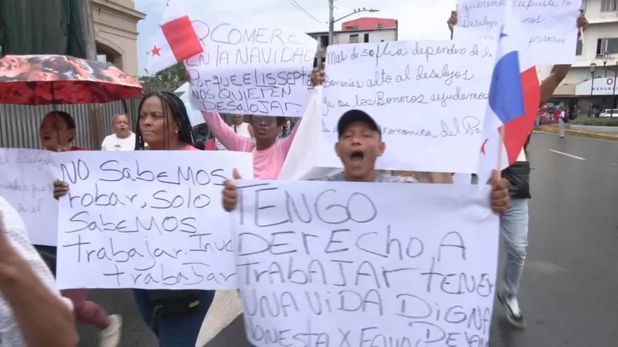 Buhoneros protestan exigiendo oportunidades laborales