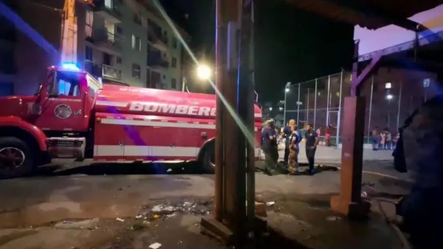 Los bomberos en el lugar del incendio