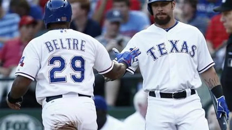 Adrián Beltré es felicitado por Josh Hamilton luego de anotar en el sencillo de Mitch Moreland