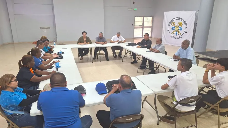 Dirigentes docentes reunidos en el Arzobispado de Panamá.
