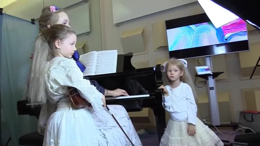 Musas de hoy en día reinterpretan cuadros históricos frente a la cámara