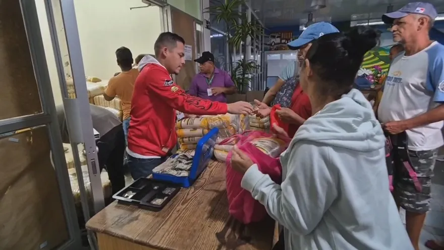 Consumidores buscan precios bajos en canasta navideña