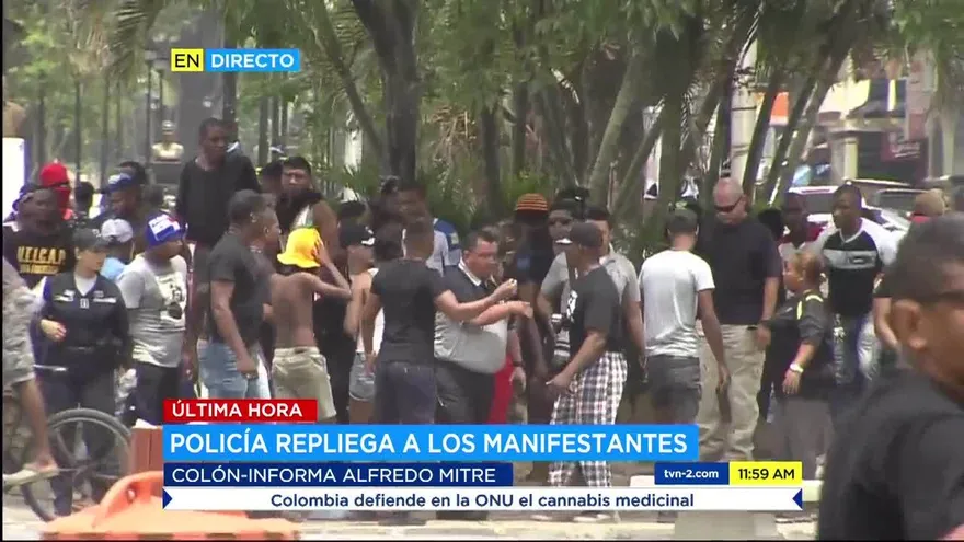 Manifestantes agreden al director de la Policía Nacional