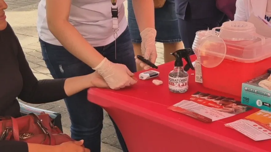 Personas realizándose pruebas para detectar la diabetes