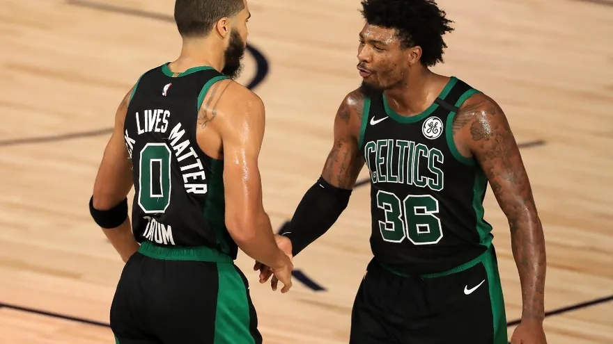 Jayson Tatum (i) y Marcus Smart (d)