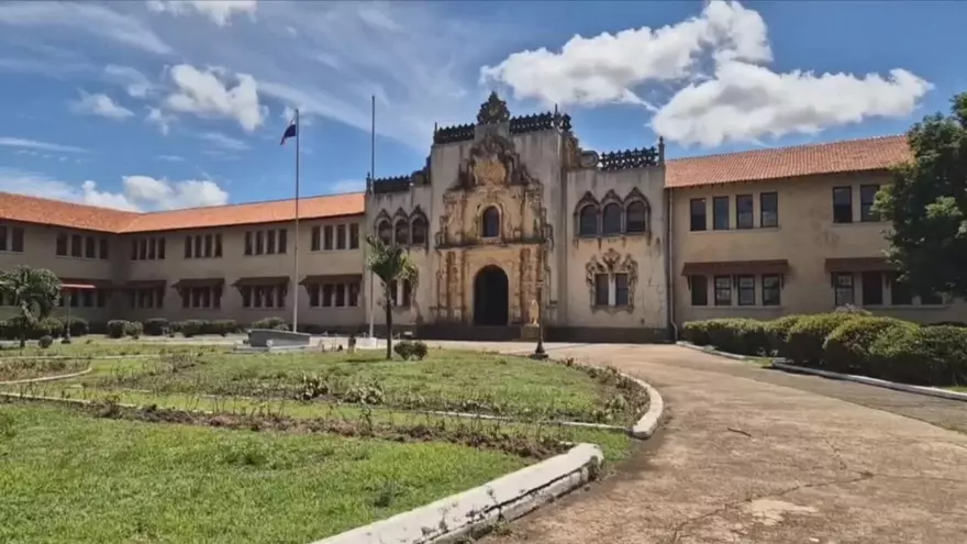 La Escuela Normal Juan Demóstenes Arosemena, fundada como Escuela Normal de Santiago.