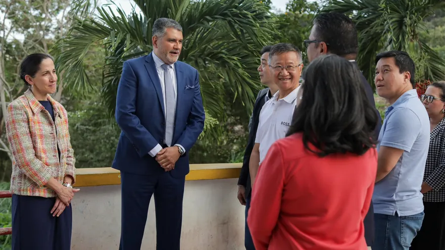 La ministra de Cultura, el gerente de la Caja de Ahorros y miembros de la comunidad china en el mirador de las Américas