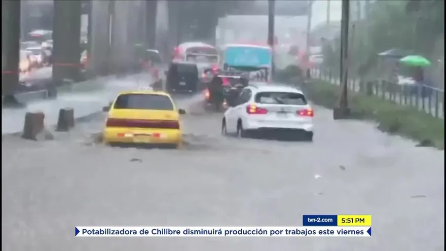 Calles inundadas y caídas de árboles fue el resultado de las fuertes lluvias este miércoles
