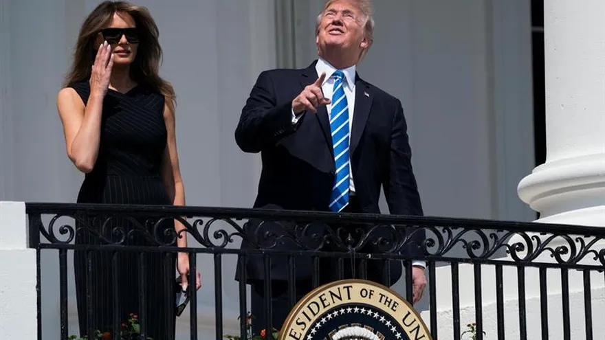 Trump ve el eclipse solar desde el balcón de la Casa Blanca