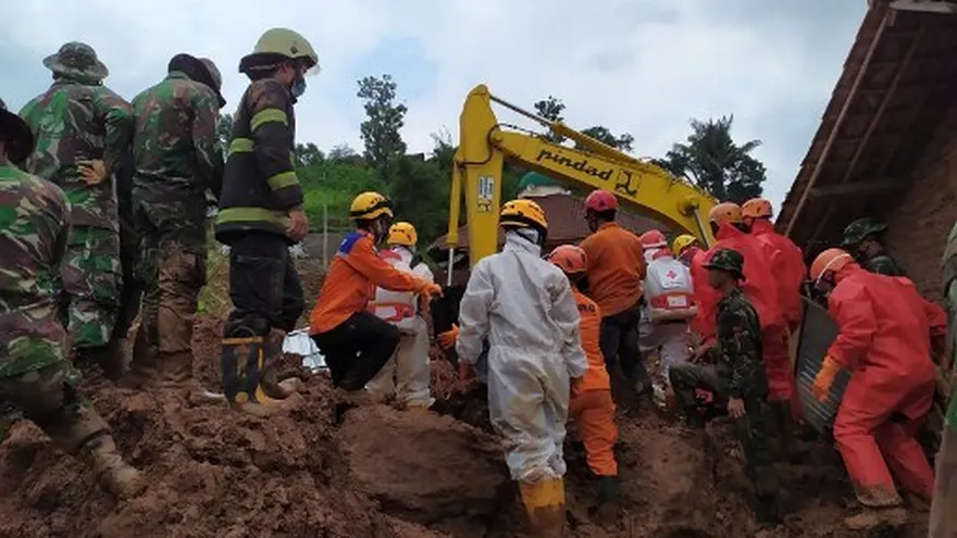 Labores de rescate tras el alud en Indonesia