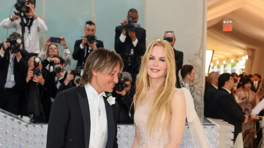 Nicole Kidman y su esposo Keith Urban en la alfombra roja de la MET Gala