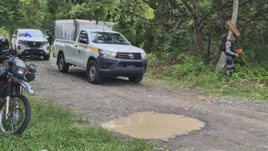 Dos vehículos del Ministerio Público ingresando al lugar en donde fue hallado el cuerpo del hombre en Chame