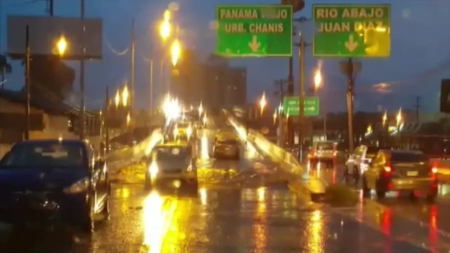 Se reportan inundaciones hacia la vía Cincuentenario