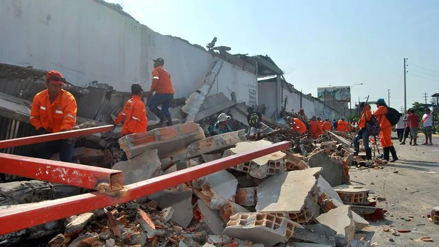 Vista del pasado sábado 10 de septiembre de 2016, de un muro que cayó causando heridas a un miembro de la policía como consecuencia de los fuertes vientos y lluvias en la ciudad de Iquitos (Perú).