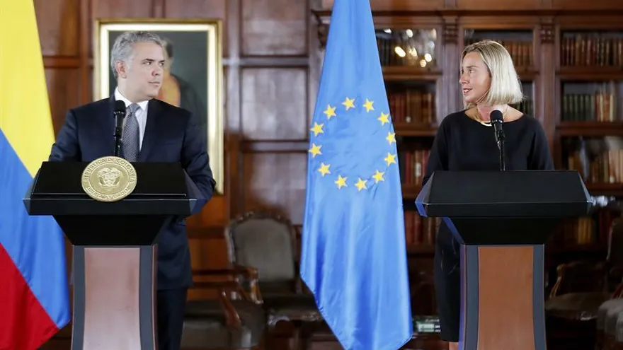 El presidente de Colombia, Iván Duque (i), y la alta representante de la Unión Europea (UE) para la Política Exterior, Federica Mogherini, ofrecen una declaración este jueves en Bogotá (Colombia).