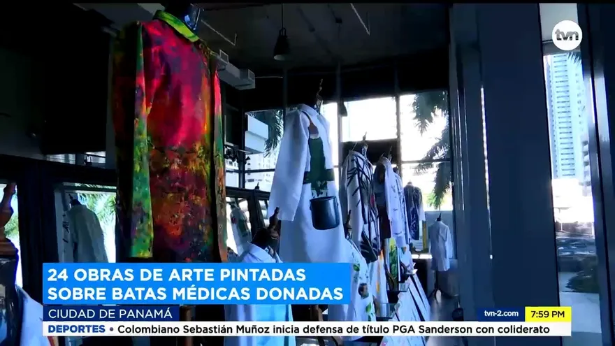 24 obras de arte pintadas sobre batas médicas donadas