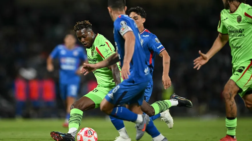 José Luis Rodríguez en jugada con Juárez de la Liga MX