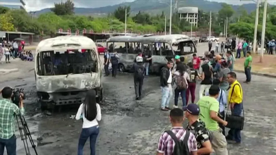 Universitarios encapuchados incendian autobuses en Honduras