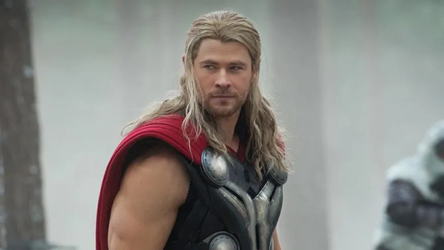 Chris Hemsworth interprentando a Thor