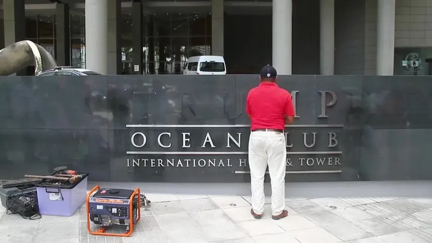 Retiran nombre del presidente Donald Trump de un lujoso hotel en Panamá