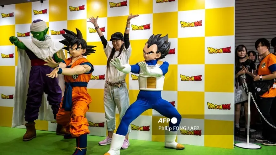 Personas posan con figuras de Dragon Ball
