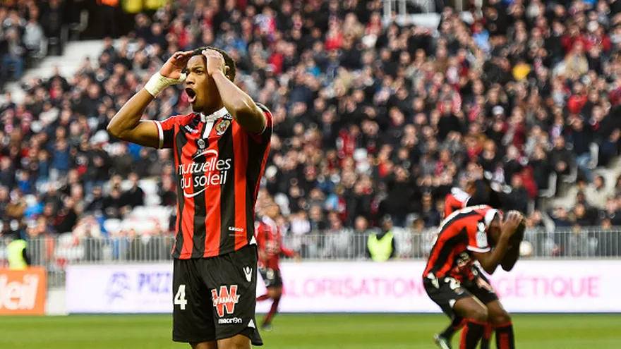 Jugadores del Niza se lamentan durante el juego ante el Metz