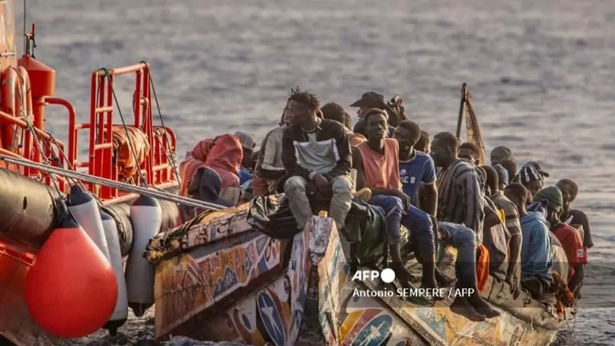 Migrantes de África se arriesgan a cruzar en barco a España.