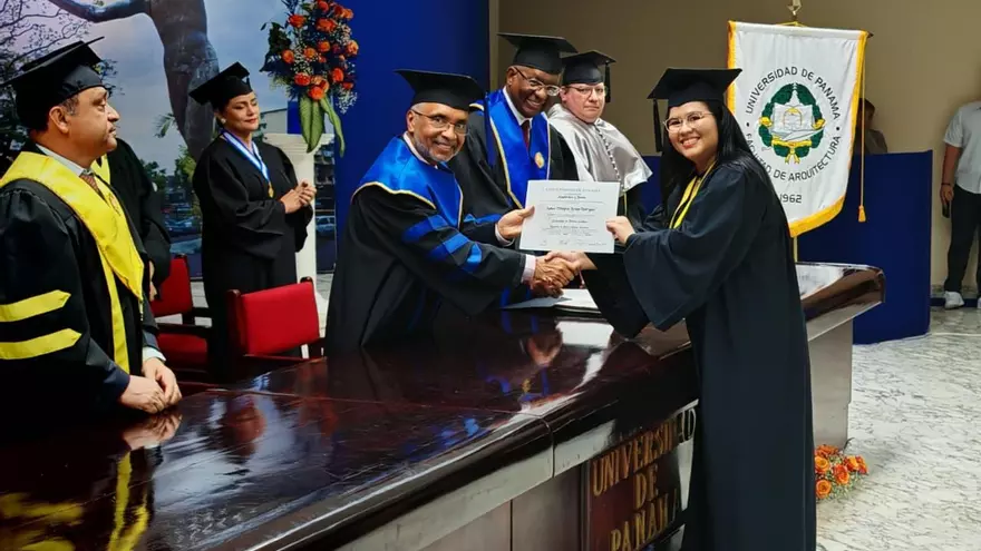 Graduación de arquitectura y diseño gráfico en la Universidad de Panamá