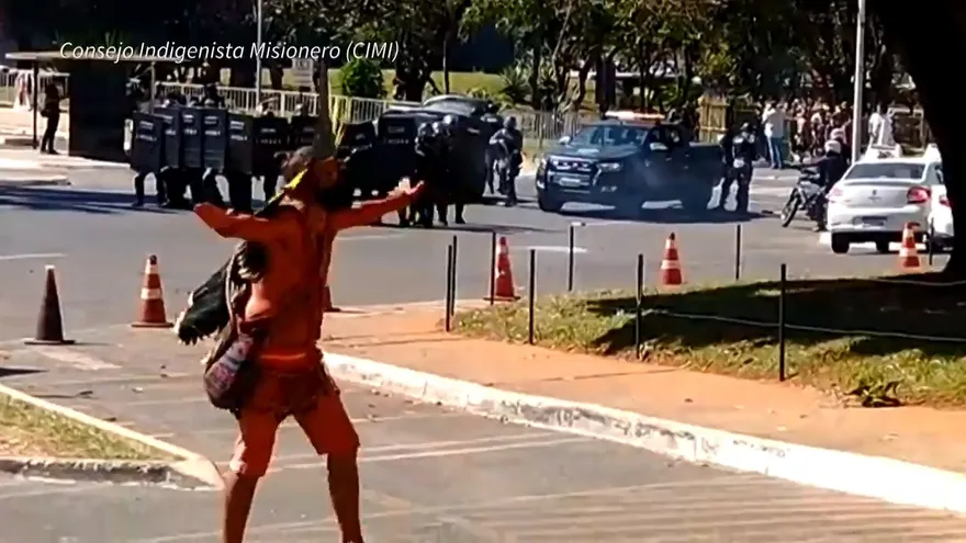 Indígenas y policías chocan, con flechas y gases, frente al Congreso en BrasiliaIndígenas y policías chocan, con flechas y gases, frente al Congreso en Brasilia