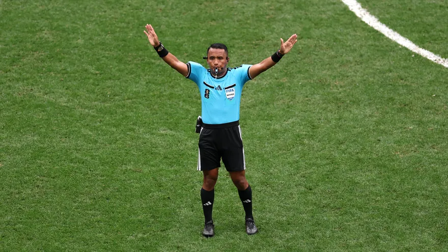 Ivan Barton,  árbitro salvadoreño