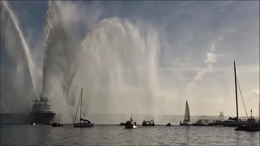 Francés batió el récord de dar la vuelta al mundo a vela en solitario