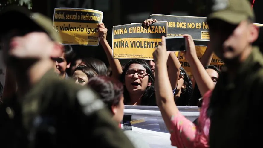 Un grupo de mujeres participa en una manifestación frente al Ministerio de Salud, en Santiago (Chile).