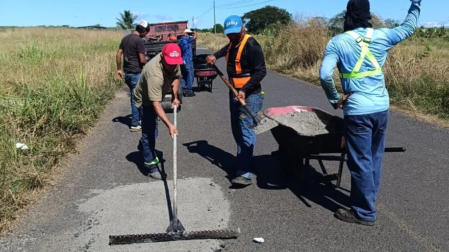 l personal del MOP ejecuta trabajos de parcheo en el sector de Llano de la Cruz, en el corregimiento de Urracá, de la provincia de Veraguas.