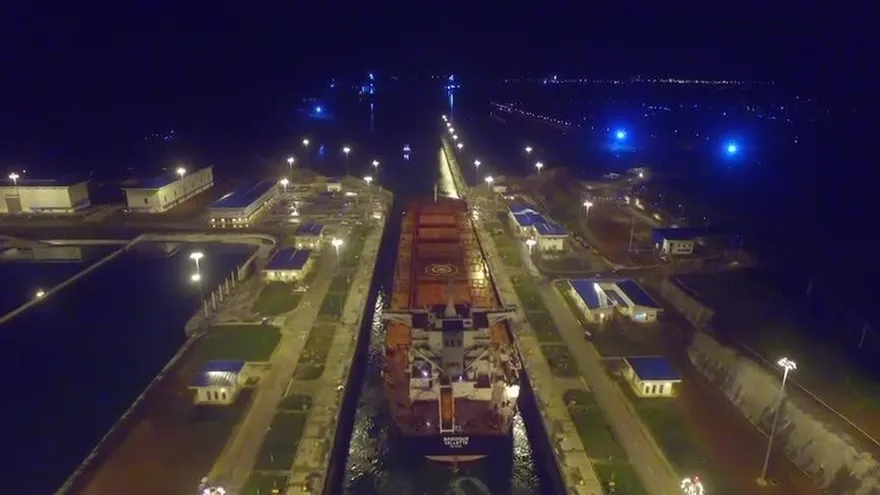 Prácticas nocturnas en el Canal ampliado
