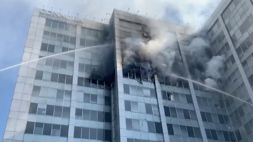 Se registra aparatoso incendio en un edificio de la Ciudad de México