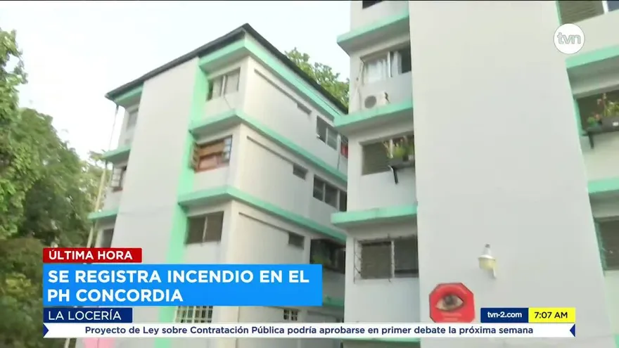 Bomberos controlan incendio de edificio en La Locería