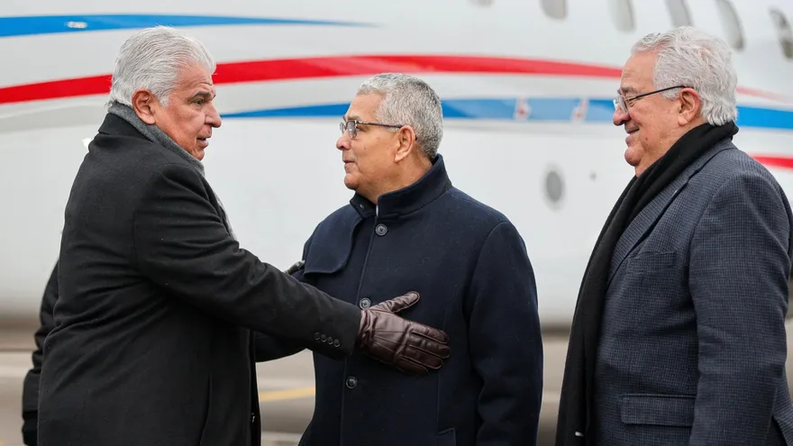 El presidente José Raúl Mulino (izq) saluda a su llegada a Davos, Suiza.