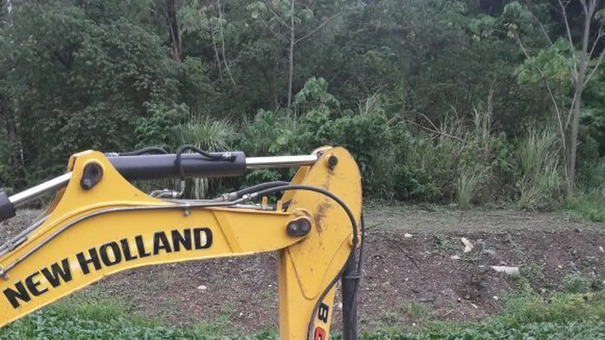 Trabajadores del IDAAN, reparando la tubería en el 'Canal Francés'.