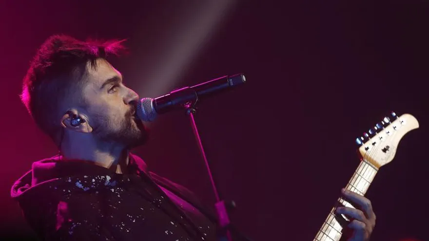 El cantante y compositor colombiano Juanes durante el concierto que ofrece en el Palacio de los Deportes de Madrid donde presenta su últikmo trabajo "Mis planes son amarte".